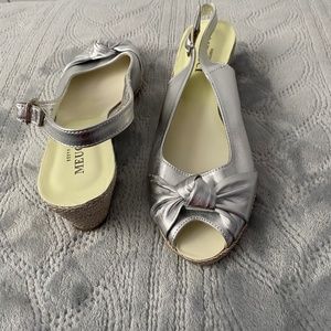 MEUCCI sandals NWOT Silver SZ 8 1/2 M